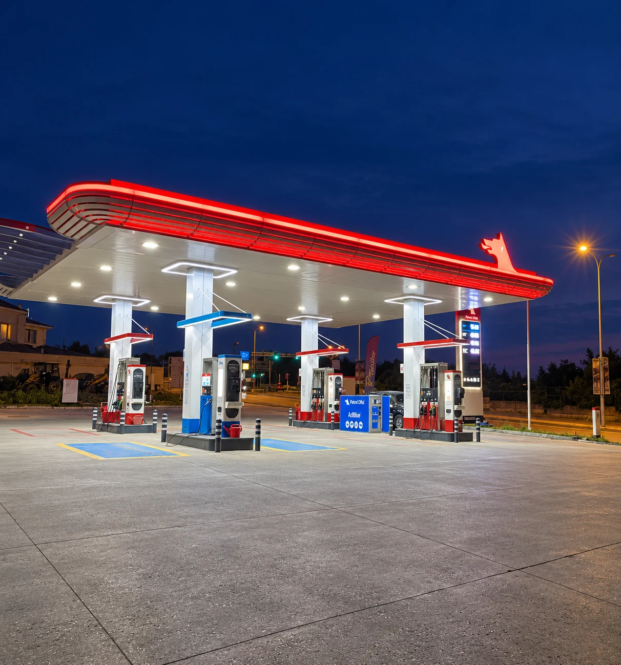 Teknomak Petrol istasyonunun akşam görünümü; Petrol Ofisi pompaları ve AdBlue ünitesi
